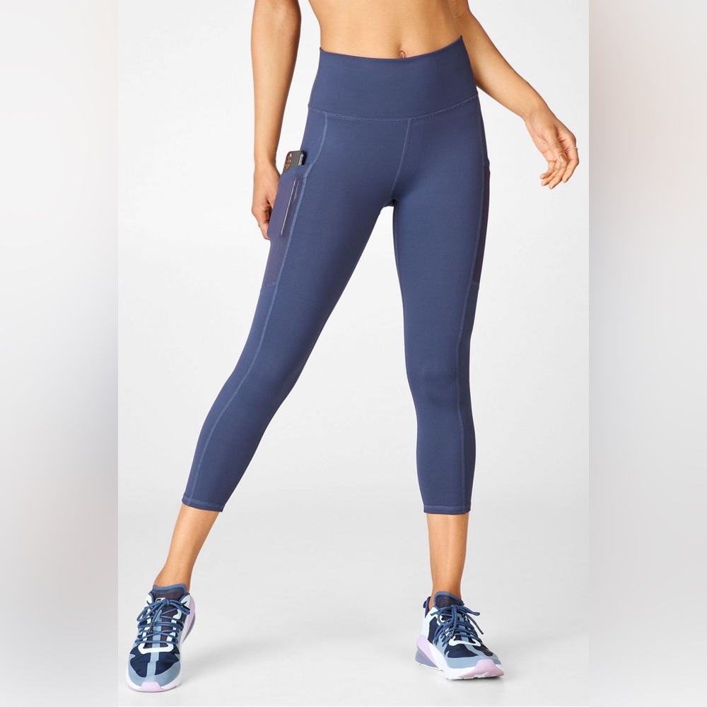 NWT Fabletics Mila High-Waisted Pocket Capri Leggings in Navy Size Medium/8